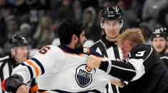 Krvavá bitka v NHL: Khaira nasekal Folinovi. Ten pak šel na šití! VIDEO