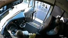 HOROROVÉ VIDEO: Řidič auta málem srazil děti před autobusem!
