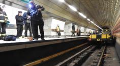 Údržbáře při práci na lince A srazilo metro. Skončil těžce zraněný