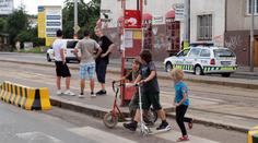 Dodávka na přechodu srazila dvě děti. O chvíli později přišel další střet