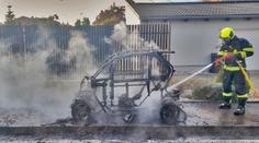 Ve Zruči vzplálo elektrovozidlo. Zbyla z něj jen kostra