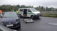 Auto u pražského letiště smetlo policejní hlídku!
