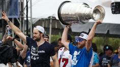 Hokejisté Tampy zničili Stanleyův pohár! Cenná trofej nepřežila oslavy