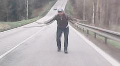 Starší pár zastavil stopaři, jeho kamarád nastříkal do auta pepřák