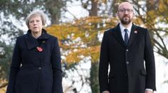 Do konvoje s premiéry Británie a Belgie vjelo cizí auto. Dva zranění