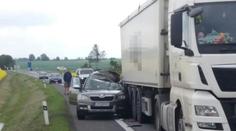 Kamion nedobrzdil a natlačil auto na další kamion: Jedna mrtvá