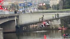 Dramatické záběry: Kamera zachytila policejní auto, jak v Praze padá z mostu