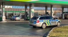 Policie dopadla muže, který pobodal servírku. Přepadl i čerpací stanici