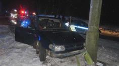 Mladík ujížděl před policií, honička skončila havárkou