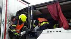 Autobus se na dálnici srazil s popeláři. 1 mrtvý, 30 zraněných