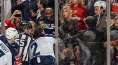 Vrchol drzosti v NHL! Fanoušci ukradli hráčovi helmu přímo v zápase