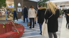 V obchodech se sešly davy lidí. Opozice kritizuje vládu kvůli chaosu v opatřeních
