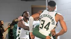 Jako malé děti. Hvězdě NBA ukradli míč, prali se o něj v šatnách