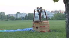 Na Rychnovsku se zřítil balón, cestou po zemi přerazil sloup!