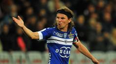 VIDEO: Hodně kuriózní červená! Fotbalista "napadl" tabuli a šel!