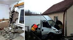 Na Karlovarsku narazila dodávka do domu. Zbořila mu část zdi