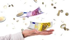 Rodina vyhodila komodu i s milionem korun. Ženě, která peníze našla, hrozí vězení