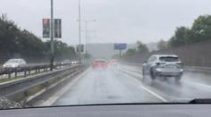 Vytrvalé deště opět připomněly nešvar českých silnic: Řidiči neumí správně svítit