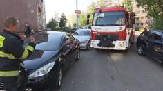 Při výjezdu hasičů jde o vteřiny, průjezd ale často blokují zaparkovaná auta