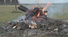 Hasiči vyjíždějí k pálení listí nebo klestí, často jde o planý poplach