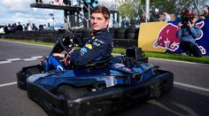 Verstappen prokázal své kvality. Vyhrál závod, kde musel předjet 100 soupeřů