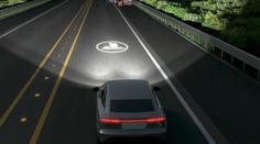 Automobilky zkoušejí nová chytrá světla. V noci dokážou na silnici divy