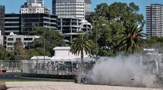 Tréninková divočina v Melbourne: Kolize v pit lane a poničená formule Verstappena