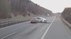 VIDEO: Řidič zachytil okamžiky před vážnou nehodou na D5. Vůbec se nemusela stát, říká expert
