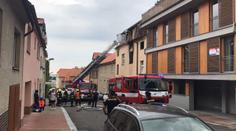 V Praze hořel byt! Hasiči zachránili dvě ženy, psa a kočku