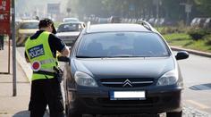 Čtrnáctiletý chlapec boural v autě přímo před očima strážníků