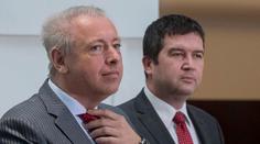 Válka v ČSSD: Chovanec chce shodit vládu, Hamáček oponuje