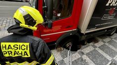 V Praze se propadl náklaďák do chodníku. Z metrové díry ho vyprostil jeřáb
