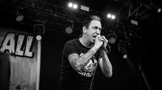 Frontman známé kapely podlehl rakovině. Lou Kollerovi bylo teprve 59 let