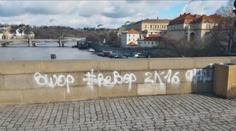 Sprejeři z Karlova mostu jsou odhaleni! Z Česka radši utekli