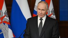 Putin se stal terčem posměchu. Před státníky mluvil do vypnutého mikrofonu