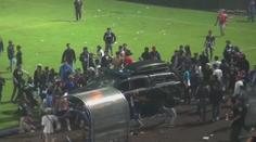 Po fotbalovém derby v Indonésii zahynuly na stadionu téměř dvě stovky fanoušků