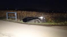 Řidič spadl s audinou do příkopu, dýchnout policistům odmítl