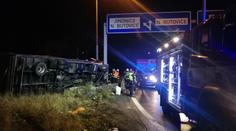Černé ráno tiráků v Praze: Kolony, vyteklá nafta i vysypaný náklad