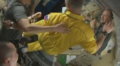 Trojice ruských kosmonautů dorazila na ISS. Měli na sobě kombinézy v barvách Ukrajiny