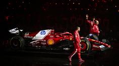 Týmy F1 představily vozy. Alonso jako Bond, Hamilton s novým ferrari