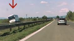 VIDEO: Takhle vyletěl autobus se studenty ze silnice
