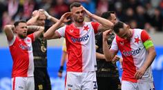 Boj o titul se zamotává. Slavia letos poprvé padla, navíc dohrávala v devíti
