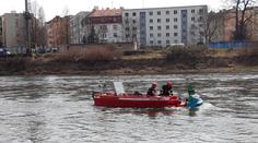 Dramatická záchrana paraglidisty v Děčíně. S padákem přistál v Labi