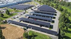 Parkoviště v Liberci zakryla solární elektrárna. Mohla by pohánět malé město