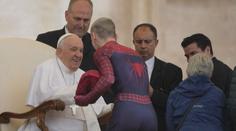 Místo záchrany světa jel navštívit Vatikán. Spiderman políbil papežovi ruku