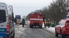 Ledovka trápí řidiče, bouraly i dva autobusy, jeden byl plný dětí