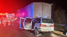 Auto na D46 narazilo do odstaveného kamionu. Dva lidé na místě zemřeli