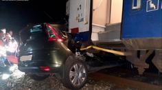Auto vjelo na Mělnicku pod osobní vlak, řidič neměl šanci přežít