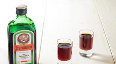 Uráží populární alkohol křesťany? Jägermeister musel za logo bojovat