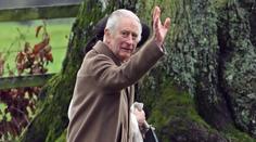 Únava a strach v očích. Karla při cestě do kostela musela přidržovat Camilla